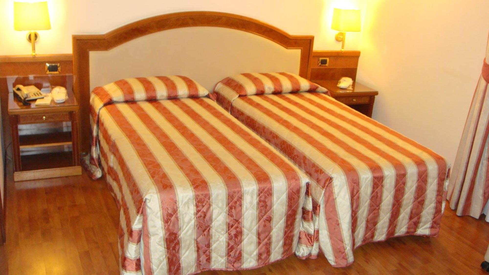 Albergo Corona Domodossola Zewnętrze zdjęcie