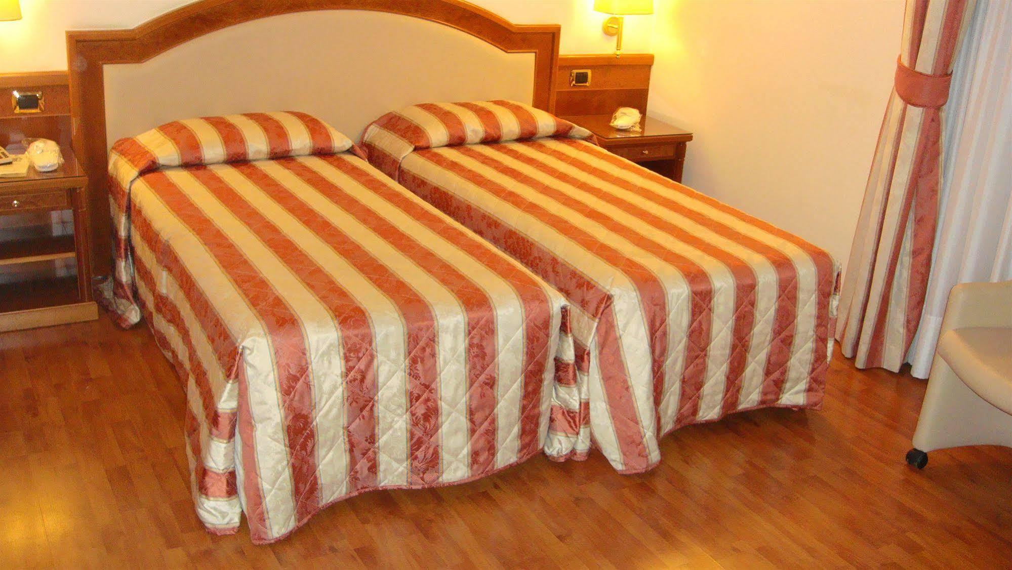 Albergo Corona Domodossola Zewnętrze zdjęcie