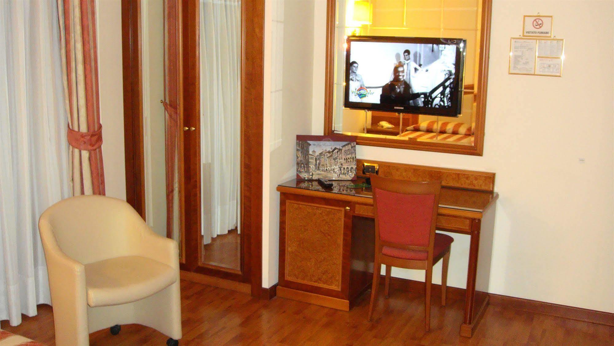 Albergo Corona Domodossola Zewnętrze zdjęcie