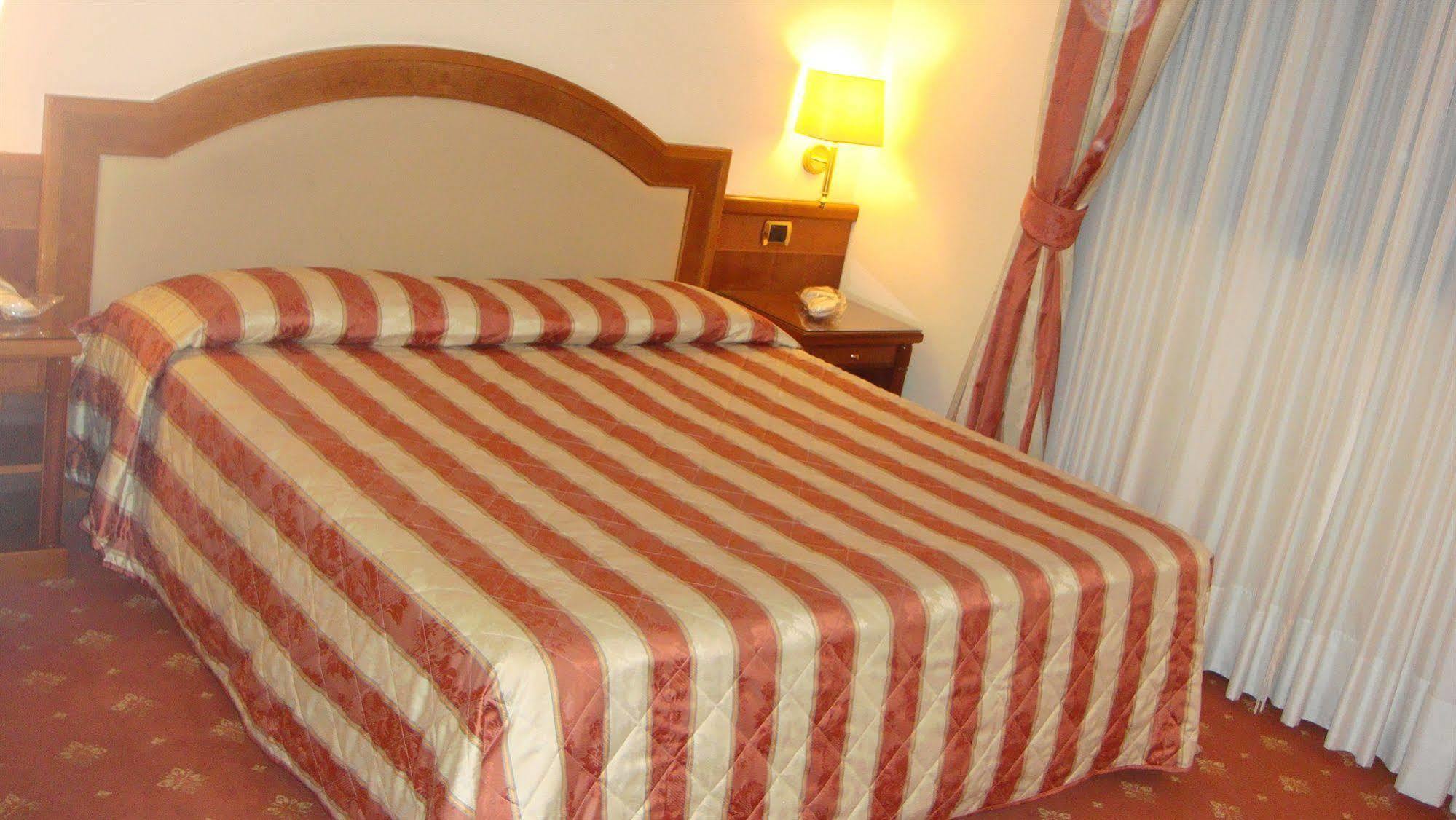 Albergo Corona Domodossola Zewnętrze zdjęcie