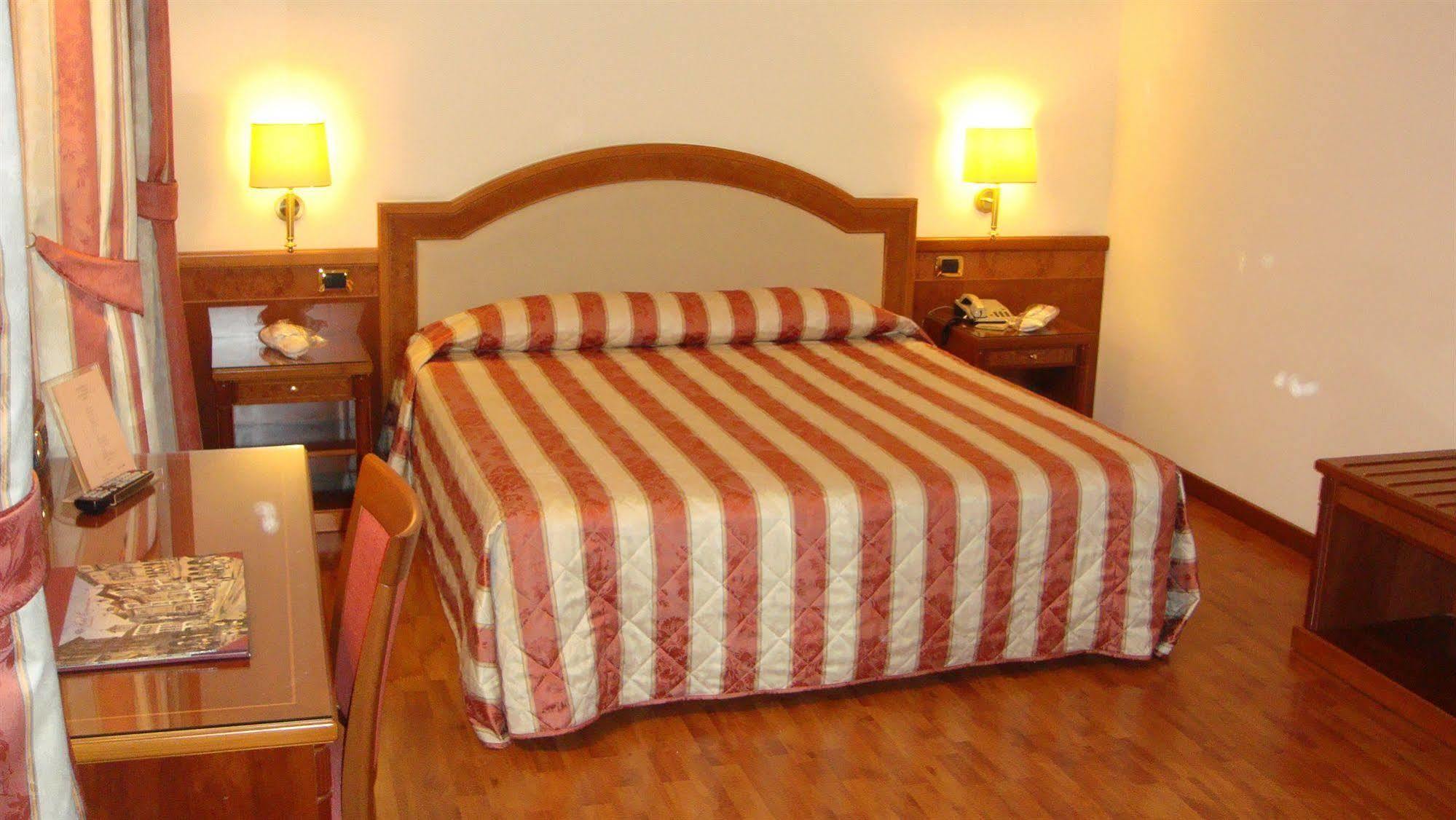 Albergo Corona Domodossola Zewnętrze zdjęcie