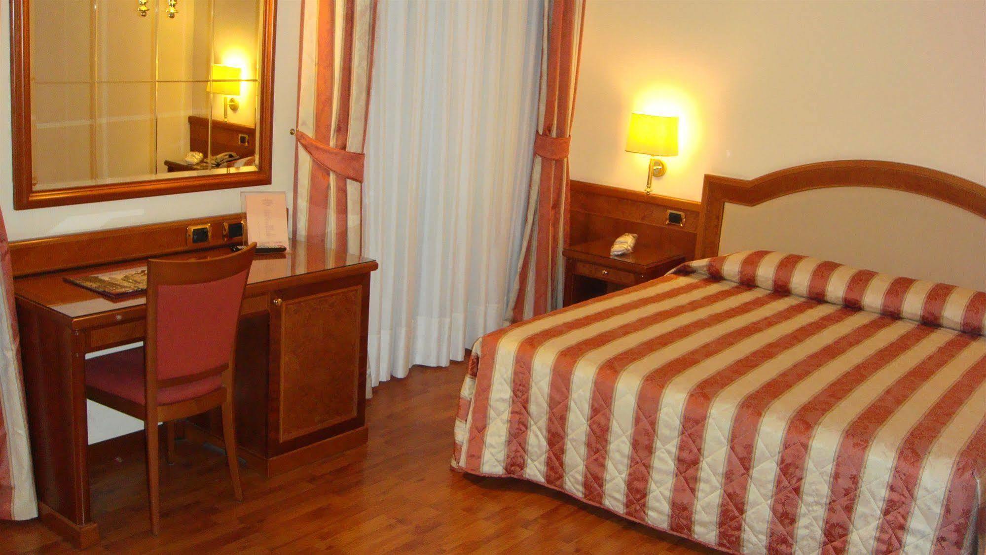 Albergo Corona Domodossola Zewnętrze zdjęcie